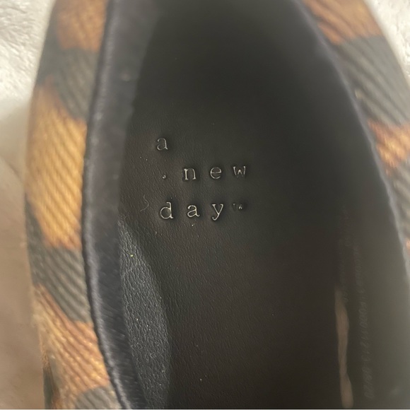 Cheetah print shoes - size 8 - Picture 3 of 4